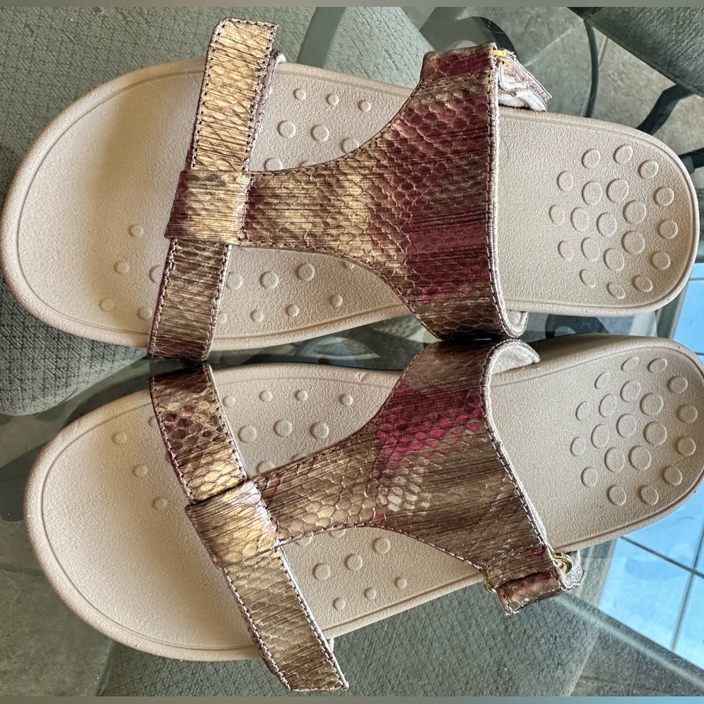 Vionic Ellie rose gold sandals . New never worn size 8/39 eur